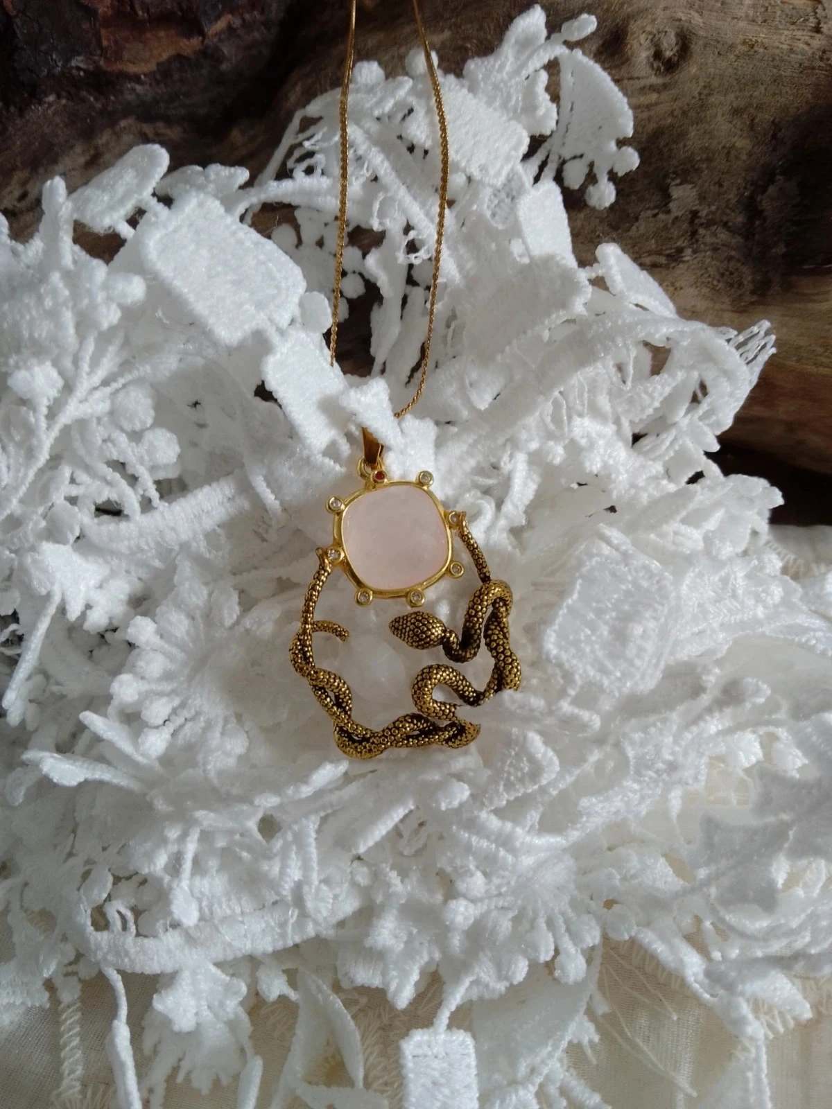 Colar pingente de cobra dourada com pedra de quartzo rosa e cristal de rocha – photo 4